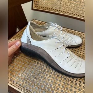 Naot Kumara Floral
Leather/Radiant Gold  shoes sneakers size 42